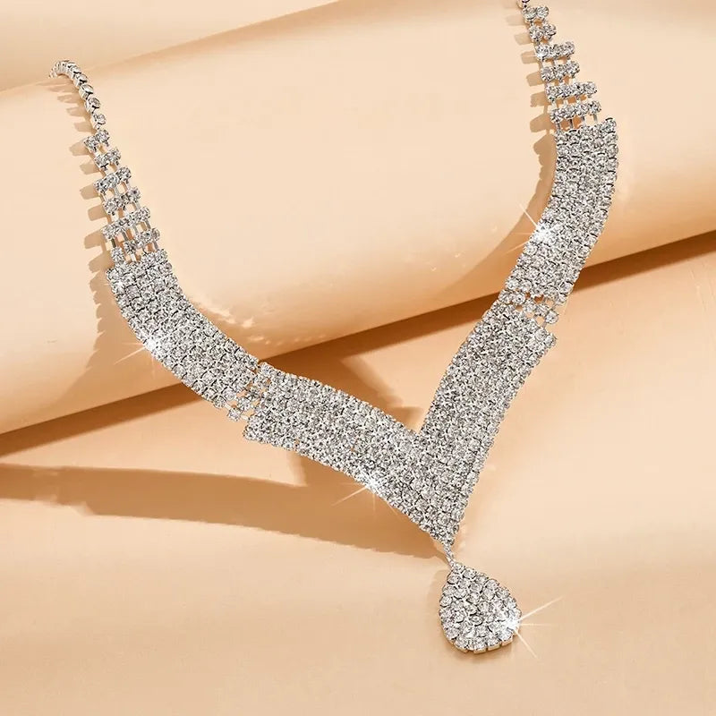 Conjunto de Joias Femininas Gota Strass Prateado – ELIORA Luxo e Elegância