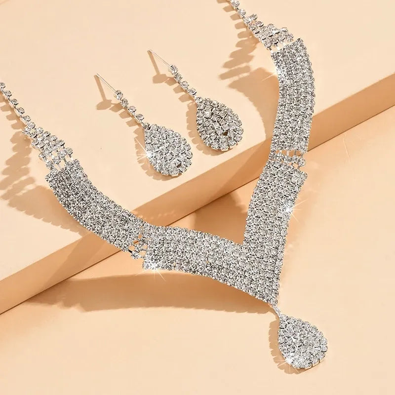 Conjunto de Joias Femininas Gota Strass Prateado – ELIORA Luxo e Elegância