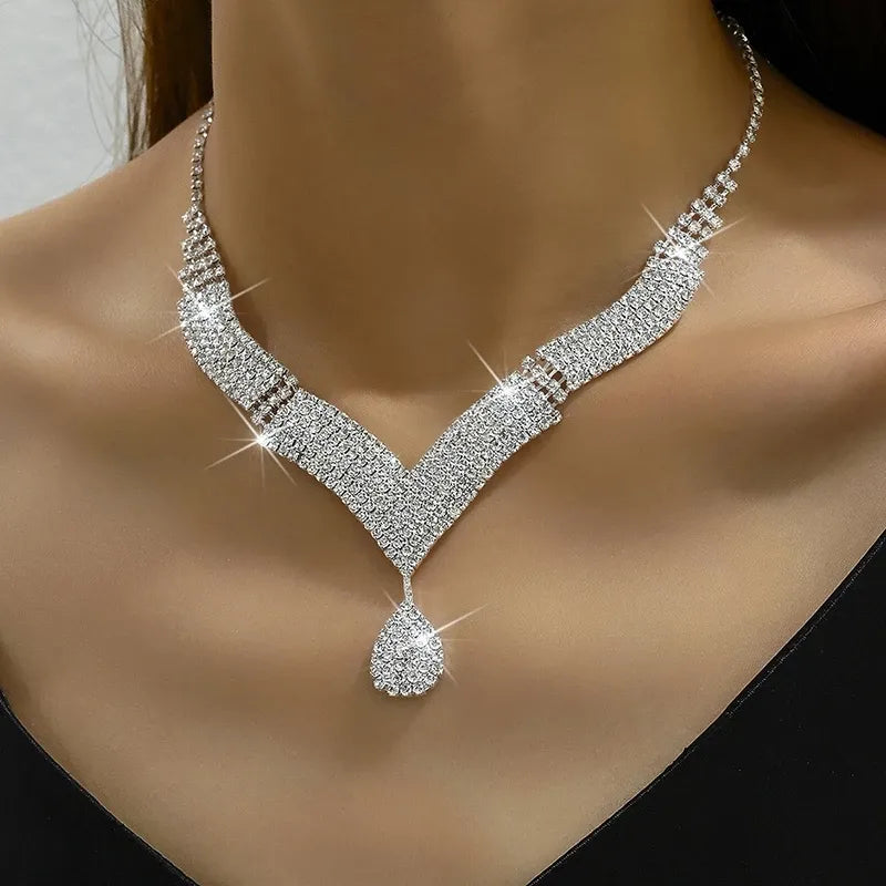 Conjunto de Joias Femininas Gota Strass Prateado – ELIORA Luxo e Elegância