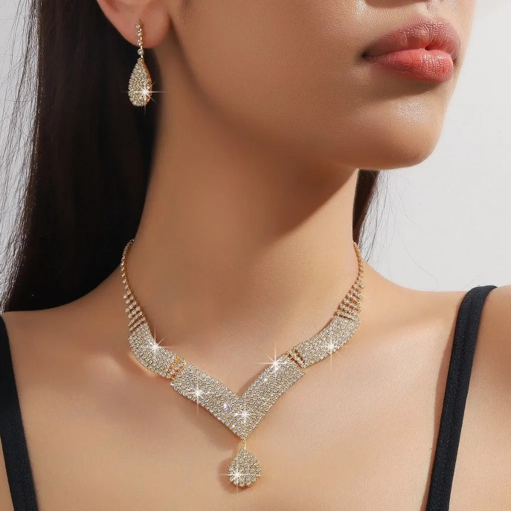 Conjunto de Joias Femininas Gota Strass Prateado – ELIORA Luxo e Elegância